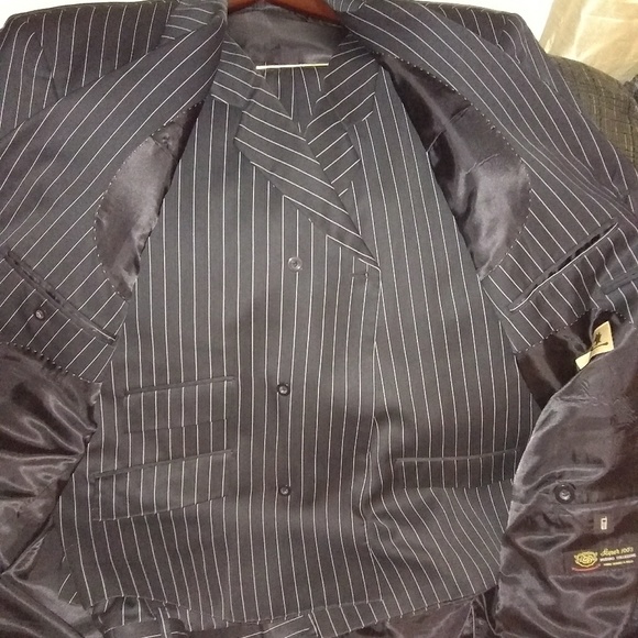 Multiple suits - Picture 2 of 6